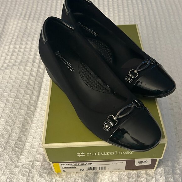 Exceptionally Comfortable and Stylish Black and Patent Leather Women's Shoes - Picture 8 of 9